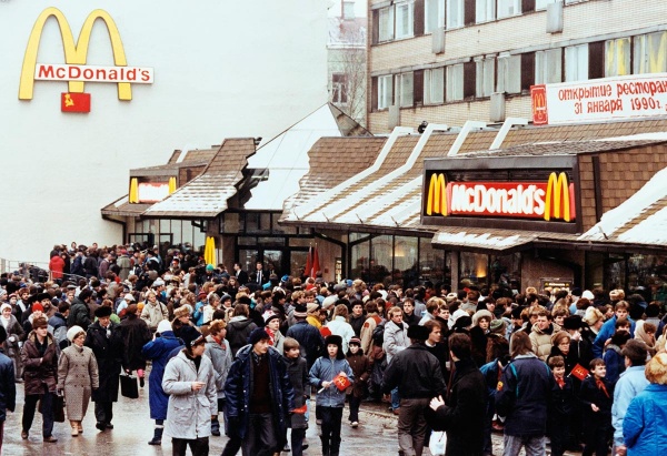 Открытие первого заведения «Макдональдс» в Москве, 1990 г..jpg