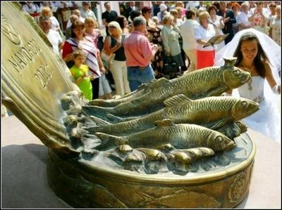 памятник шпротам.webp