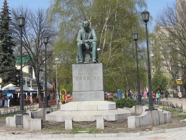 pamyatnik-nikitinu-v-voronezhe.webp