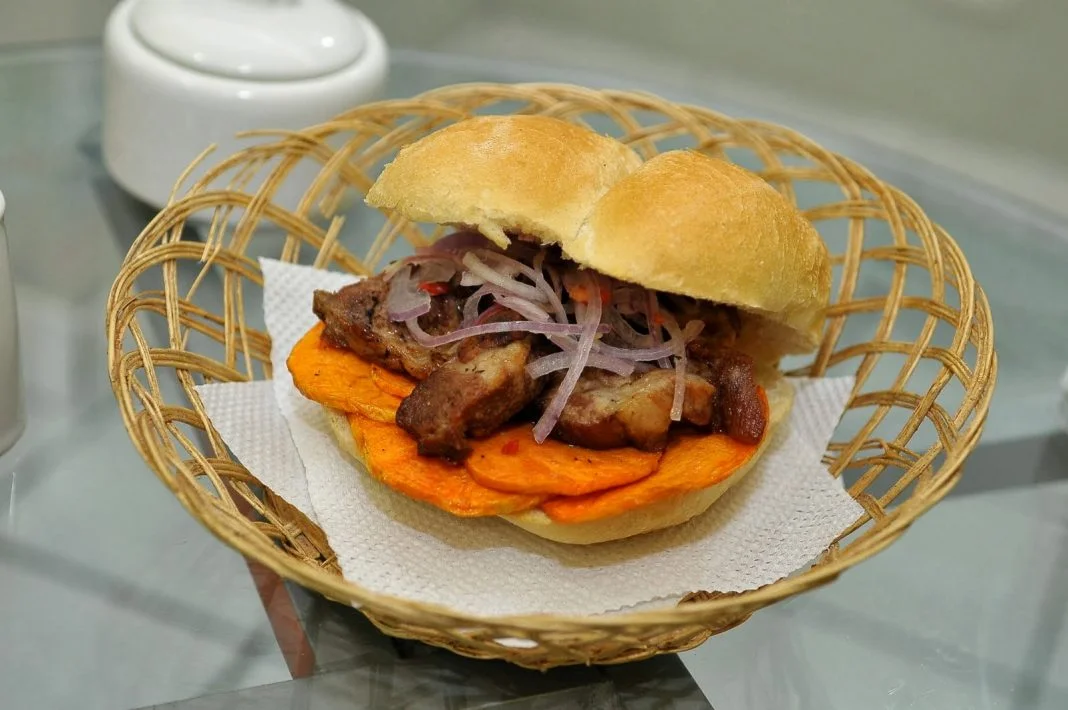 PAN-CON-CHICHARRON-1068x710.webp