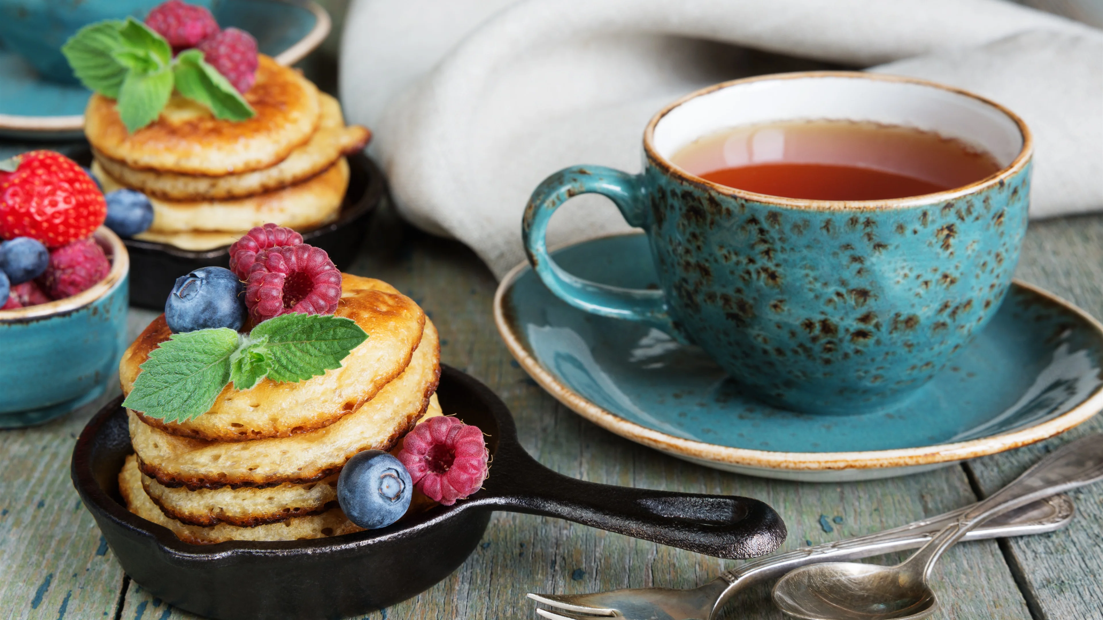 Pancakes-and-tea-food_3840x2160.webp