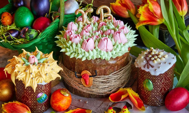 paskha-kulichi-krem-dekor-krashenki-tiulpany.webp