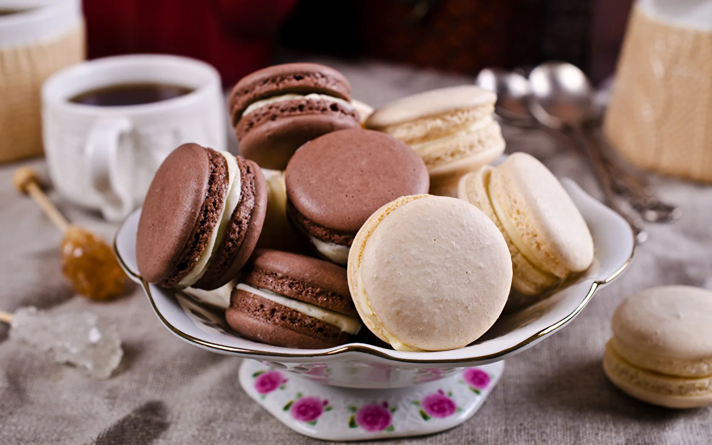 Pastry_Macaron_539868_1440x900.webp