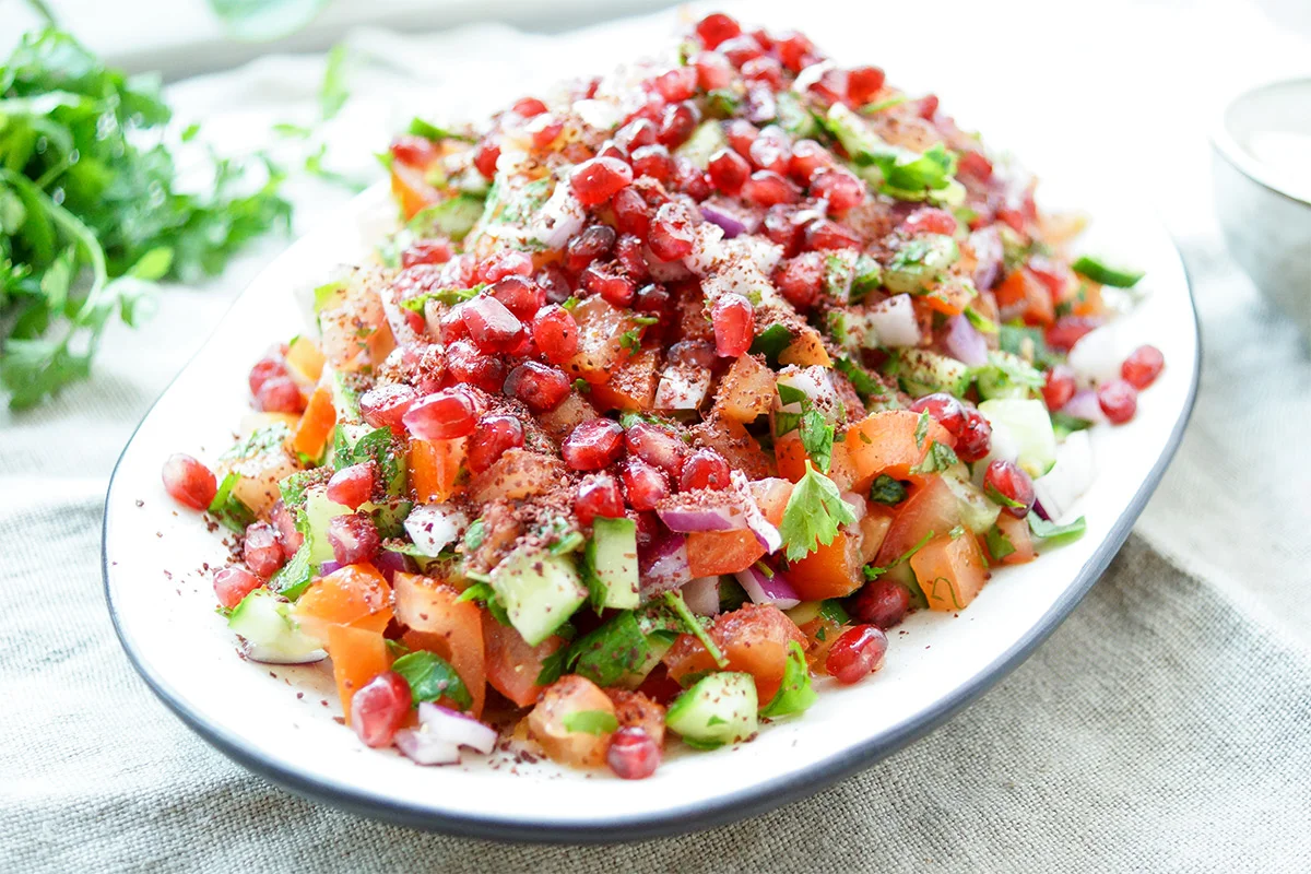 Persischer-Gurken-Tomatensalat-mit-Granatapfel1.webp