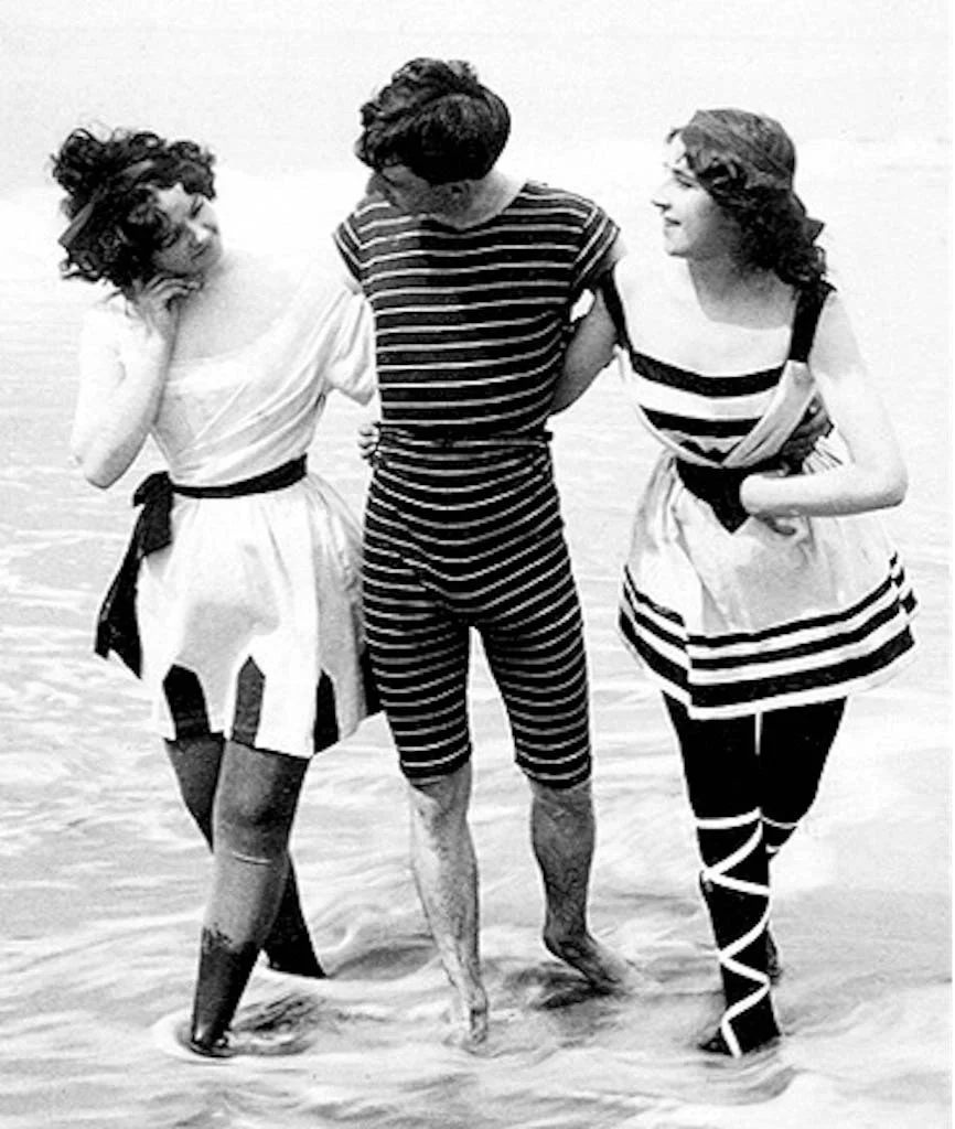 Pervyie-kostyumyi-dlya-plavaniya-----polosatyie-frantsuzskie-modeli-.webp