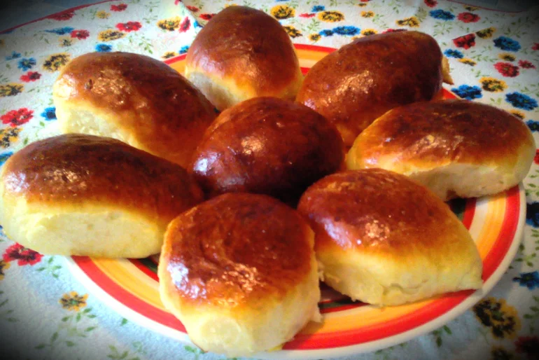 Pirozhki_s_vishney_v_duhovke_iz_drozhzhevogo_testa__recept_s_foto_1.webp