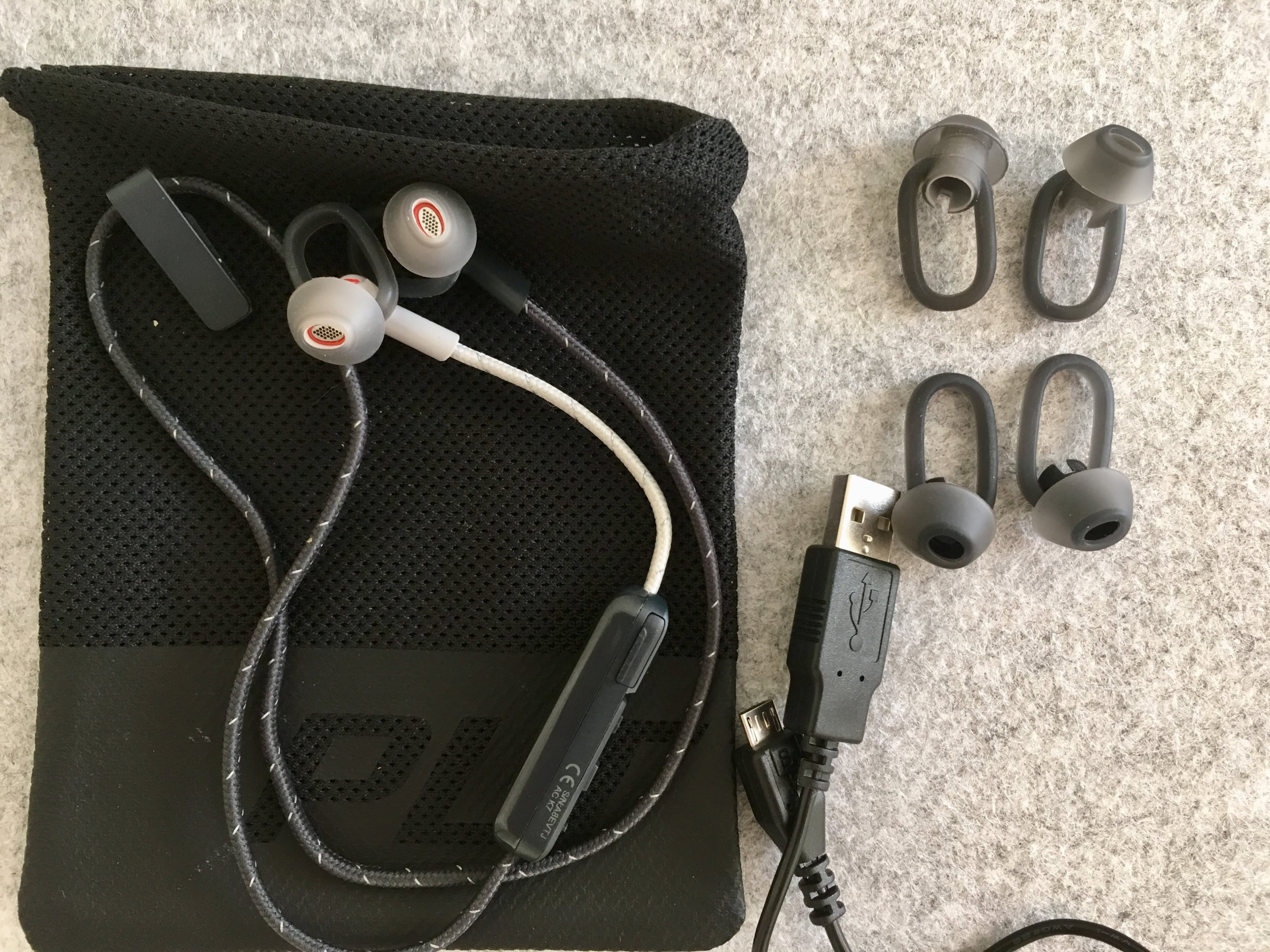 Plantronics-BackBeat-FIT-305-komplekt.jpg