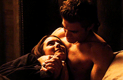 Поцелуй в постели.gif