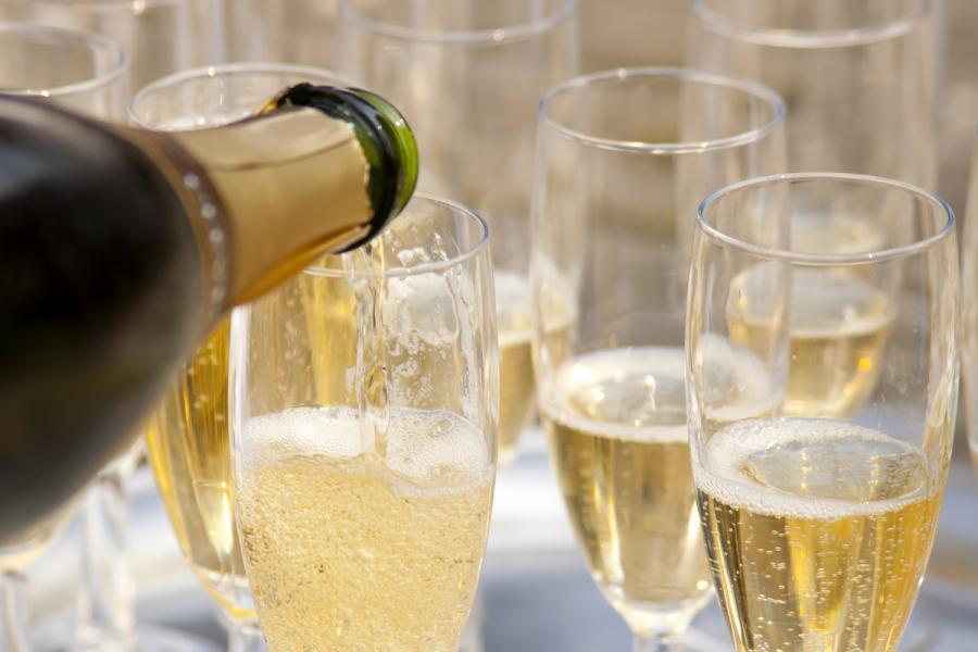 pouringchampagne0208a[1].jpg