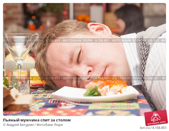 pyanyi-muzhchina-spit-za-stolom-0004158851-preview.webp