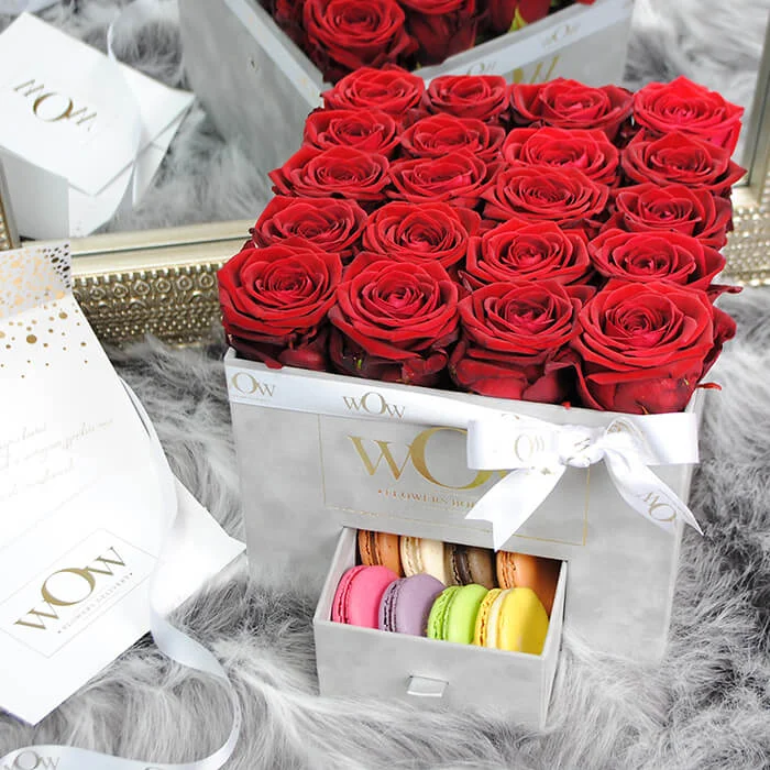 Raudonos-rožės-aksominėje-dėžutėje-su-macaroonsais-31.webp