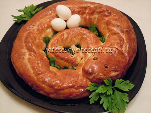 recept-piroga-s-myasom-v-vide-zmei.webp
