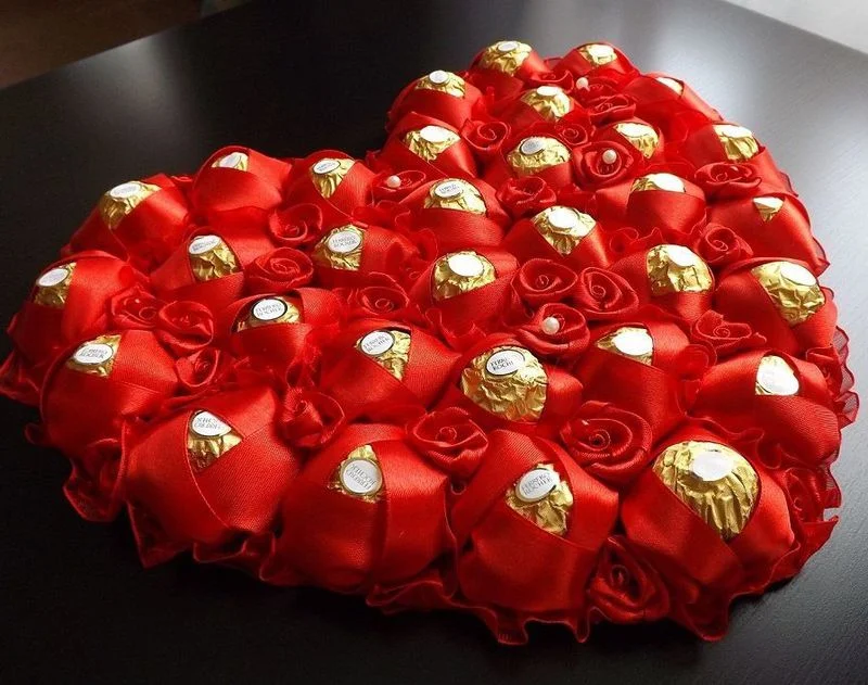 resized_c5e7979321--tsvety-floristika-serdtse-iz-konfet-ferrero-n1331.webp