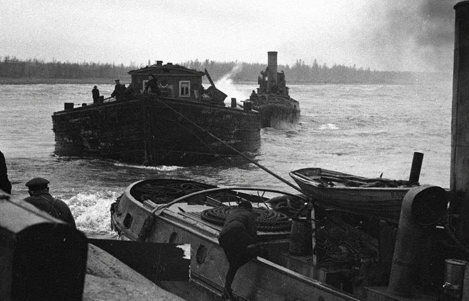 RIAN_archive_397_Cutters_carrying_foodstuffs_to_besieged_Leningrad_on_Ladoga_Lake.jpg