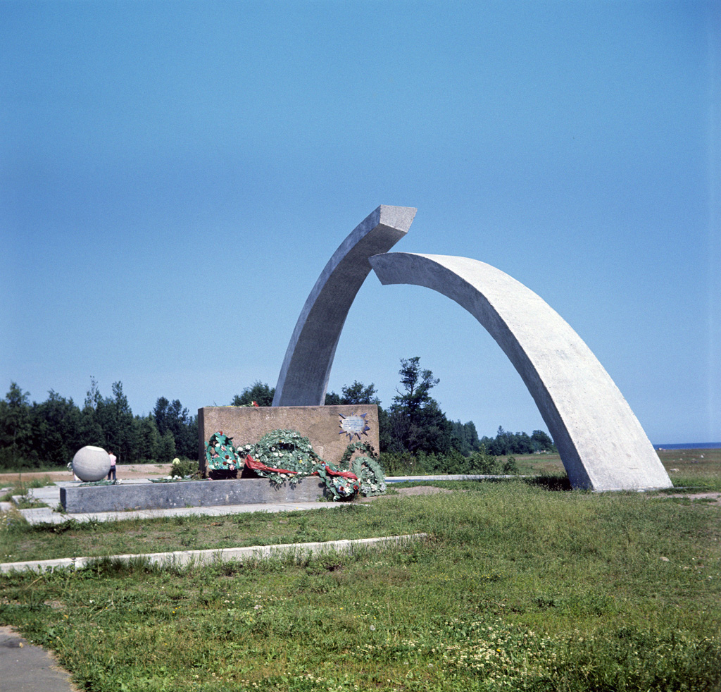 RIAN_archive_500244_Broken_Ring_monument_on_Road_of_Life.jpg