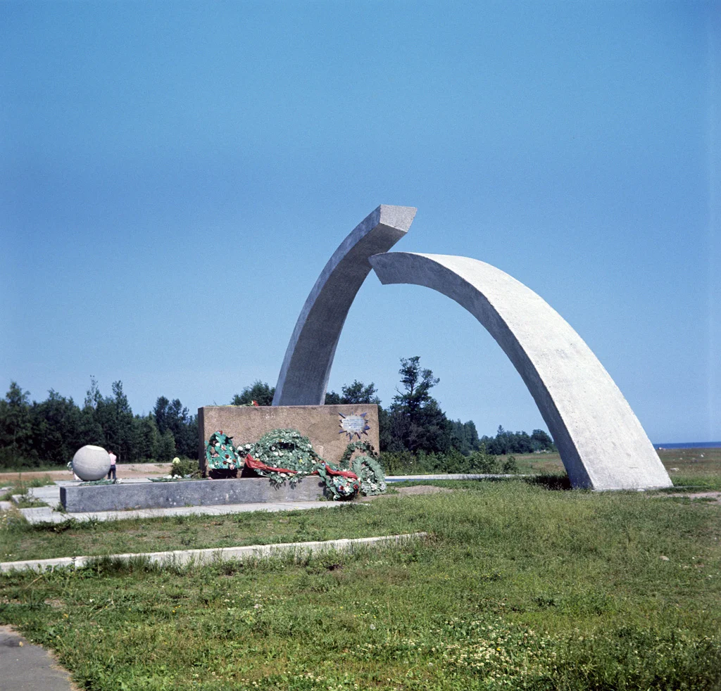 RIAN_archive_500244_Broken_Ring_monument_on_Road_of_Life.webp