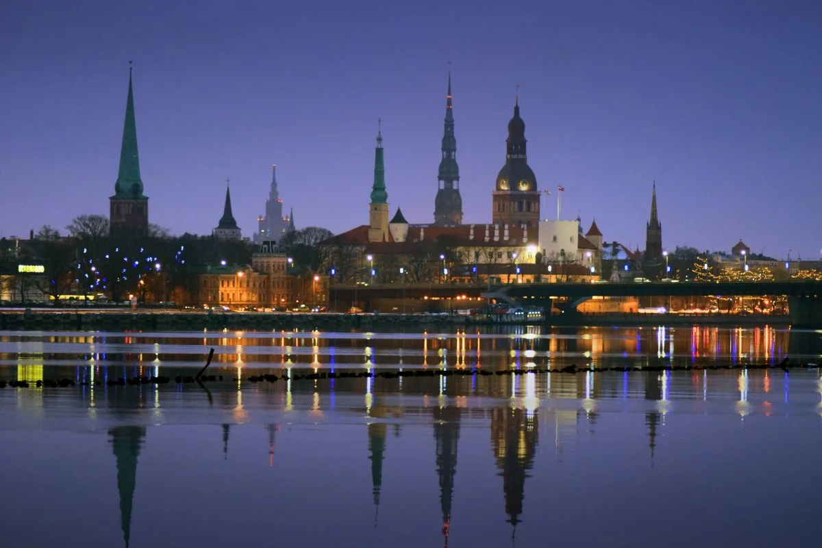 Riga_City_Skyline_Vecriga_nakti_Daugava_no-Kipsalas_foto_Atis-Luguzs-1200x801.webp