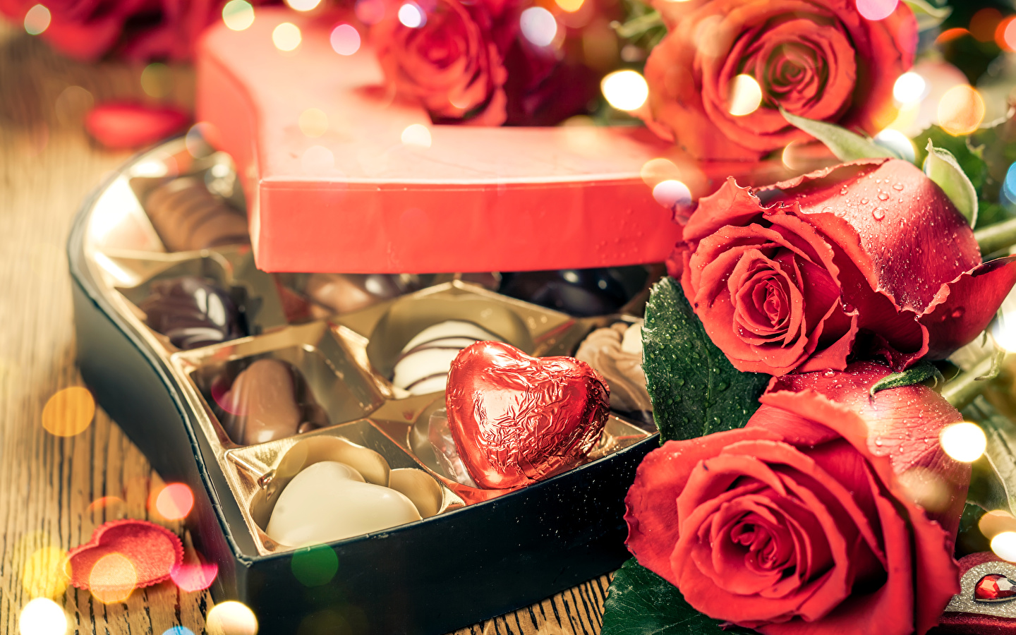 Roses_Candy_Box_Heart_469669_1440x900.jpg