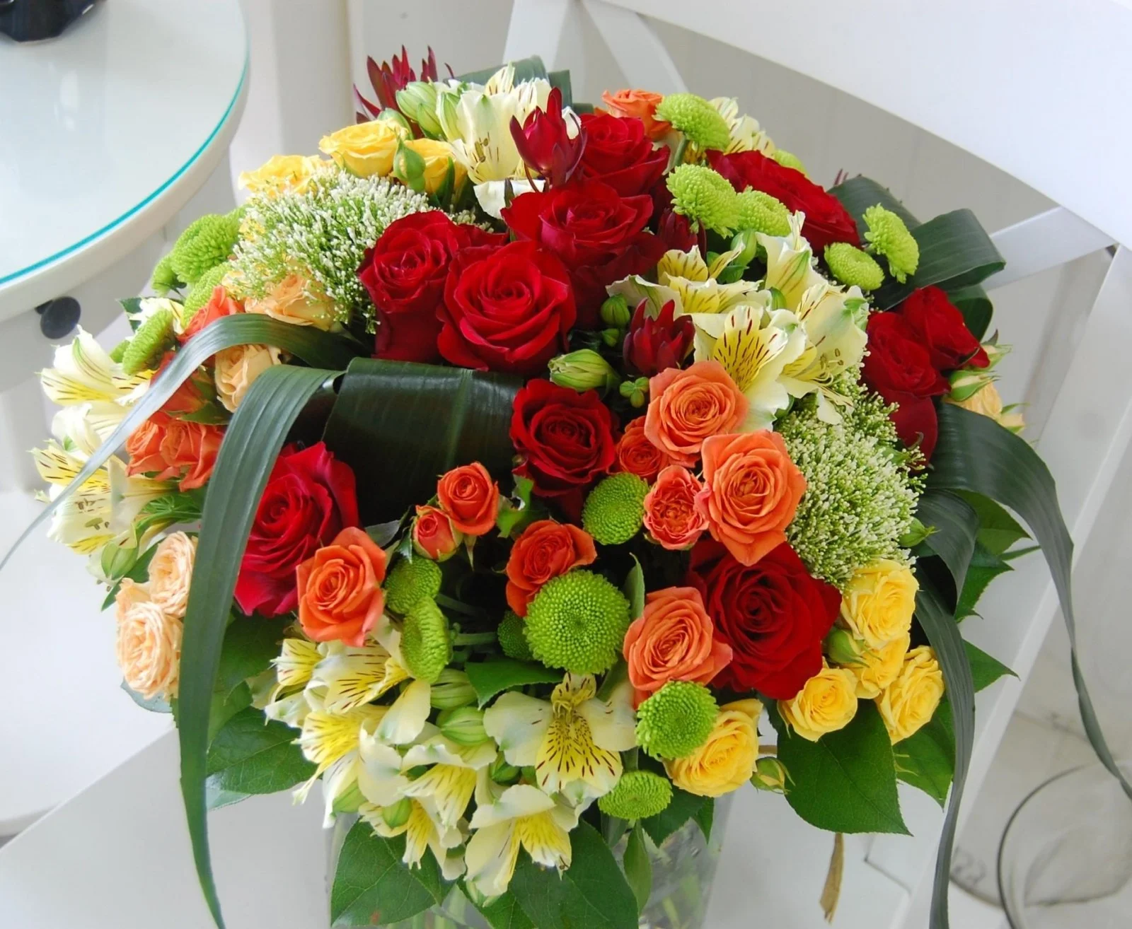 roses_different_alstroemeria_chrysanthemums_bouquets_composition_elegant-1077206.jpgd_.webp