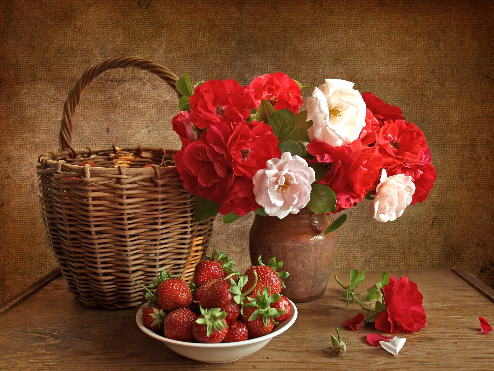 roses_flowers_strawberries_basket_still_life-706622 (1).webp