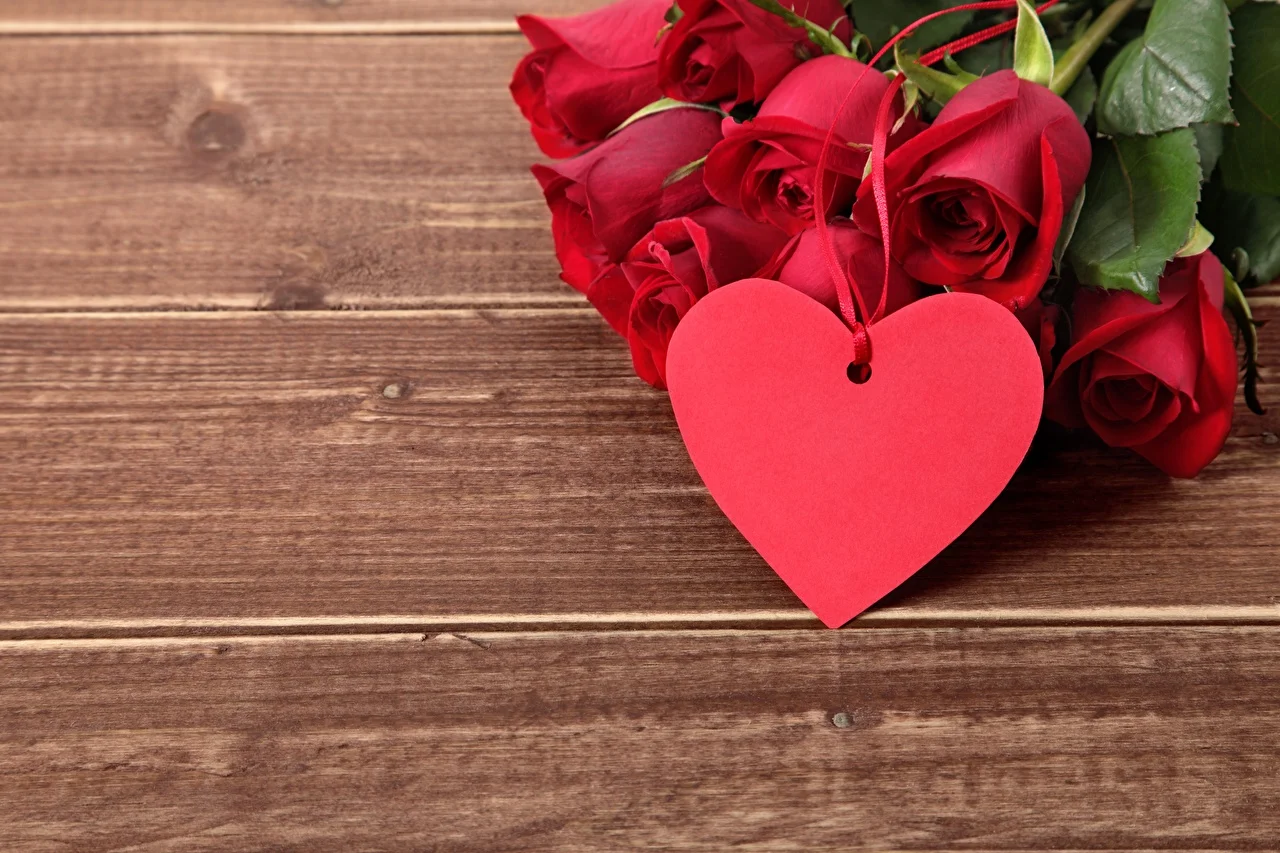 Roses_Valentine's_Day_Heart_Red_Wood_planks_536897_1280x853.webp