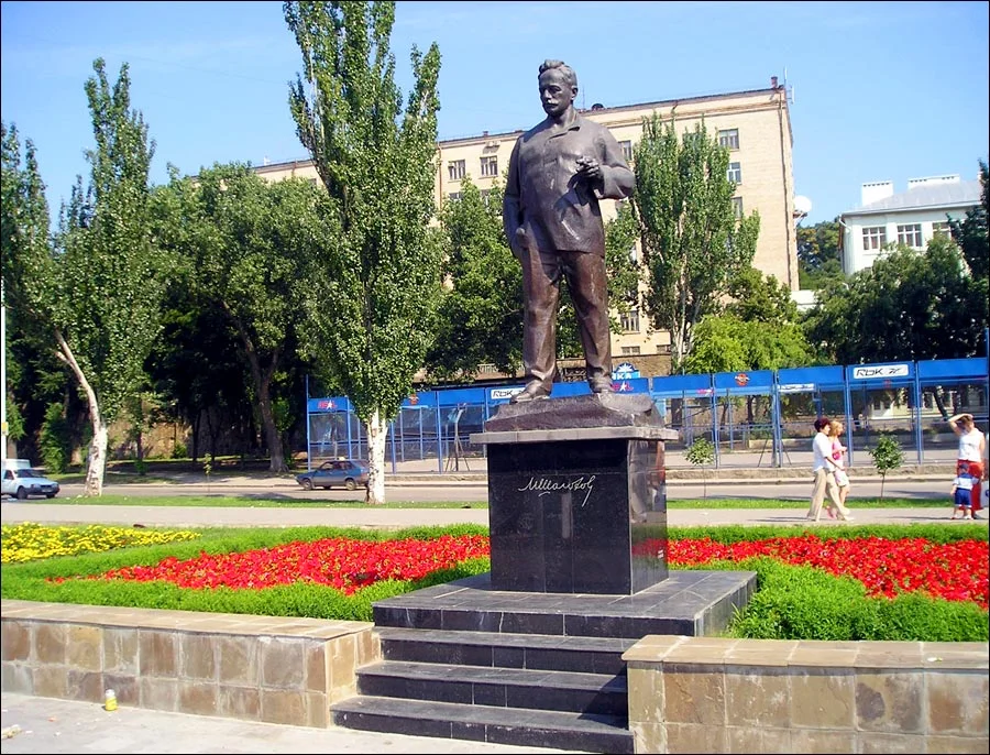 rostov-na-donu-city-sholokhov-monument.webp