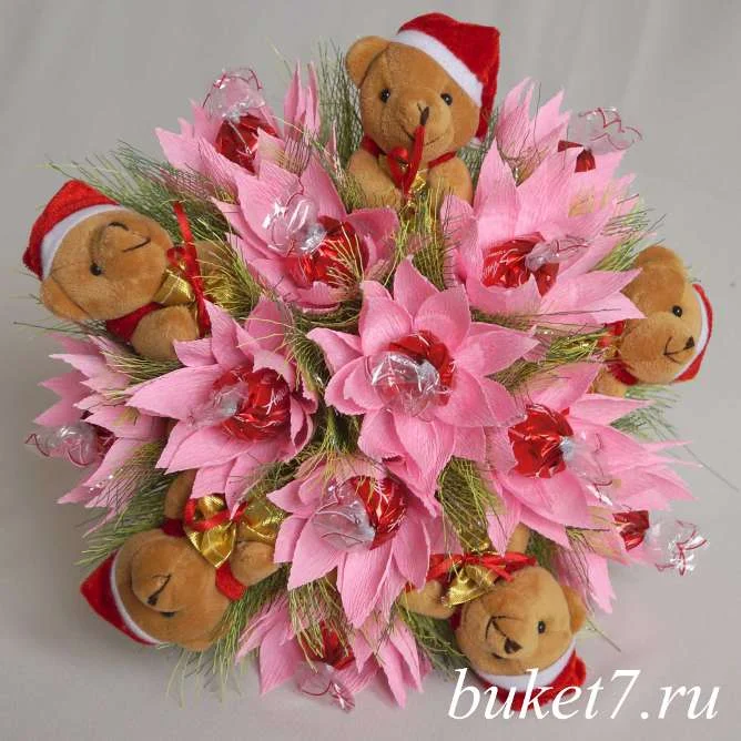 Ruchnoy-buket-iz-konfet-s-igrushkami.webp