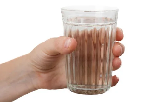ruka-derzhit-stakan.jpeg.webp