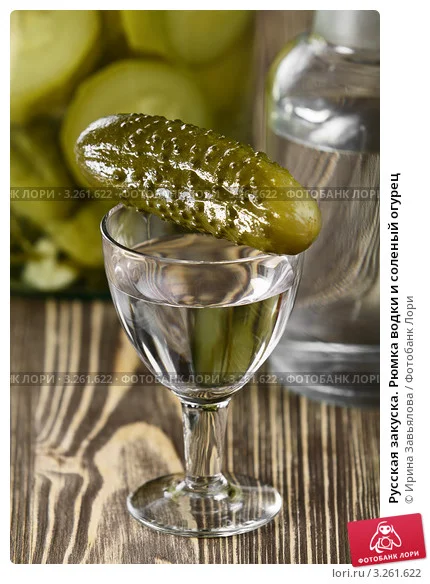 russkaya-zakuska-rumka-vodki-i-solenyi-ogurets-0003261622-preview.webp