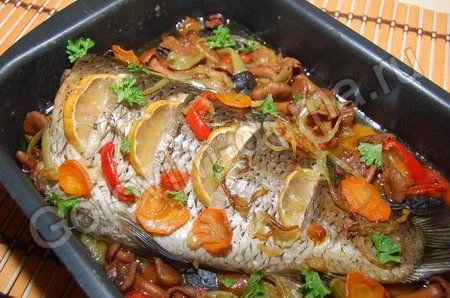 рыба на овощной подушке.webp