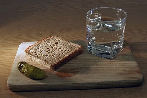 Ryumka-vodki-i-zakuska.webp