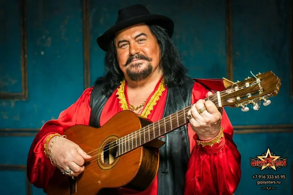 С гитарой.webp