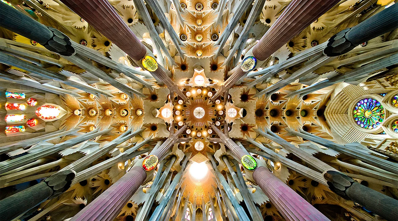 sagrada-familia-vnutri_2.webp