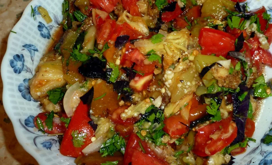 Salat-iz-pechenyh-ovoshhej-950x578.webp