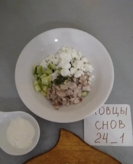 салат с курицей и огурцом2.webp