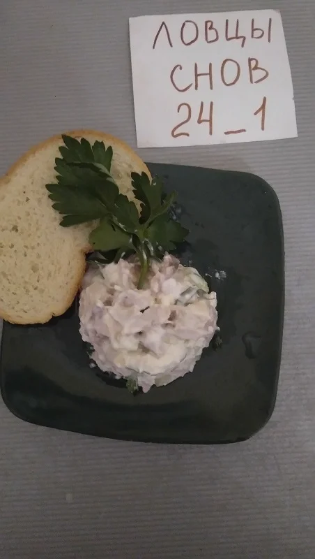 салат с курицей и огурцом3.webp