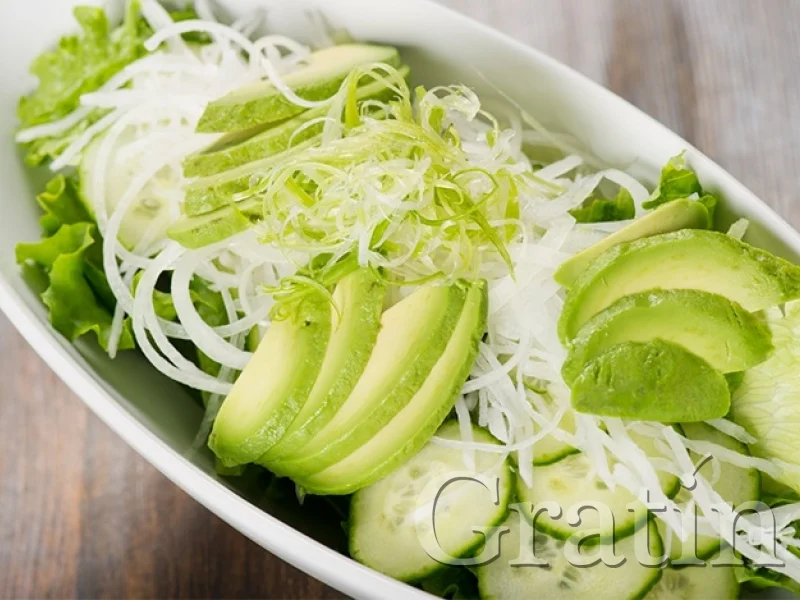 salat-s-ogurcom-daykonom-i-avokado.webp