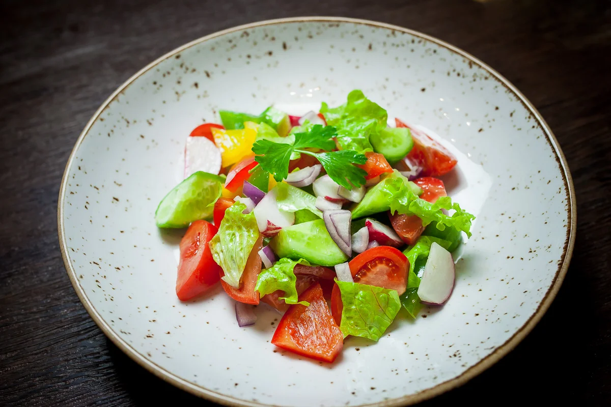 салат-со-свежими-овощами.webp