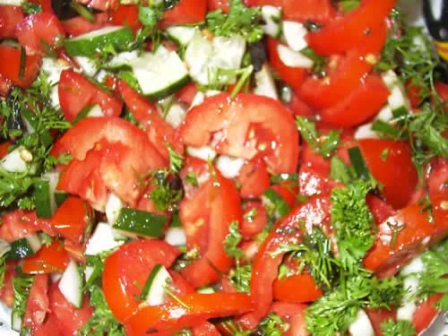 salatizpomidorovogurtsoviyablok.webp