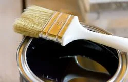 щетка-в-банке-с-черной-краской-57358835.webp