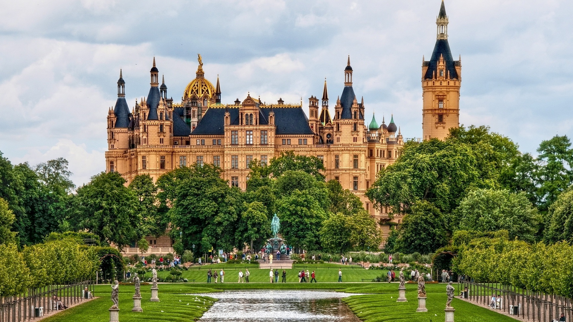 Schwerin-Castle-Germany_1920x1080.jpg