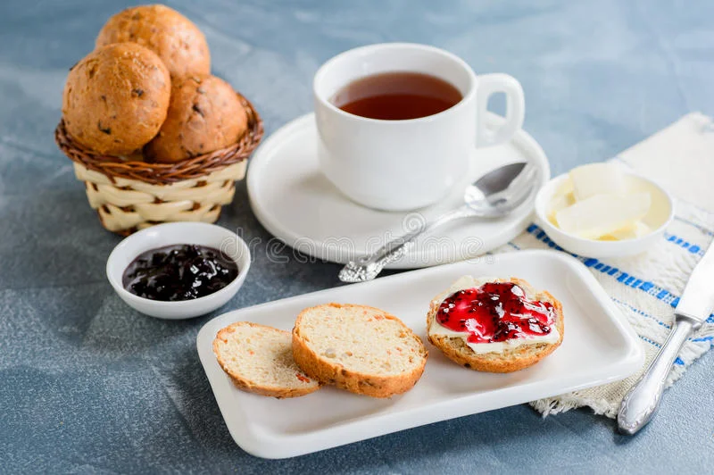 scones-с-мас-ом-и-вареньем-с-чаем-86041265.webp