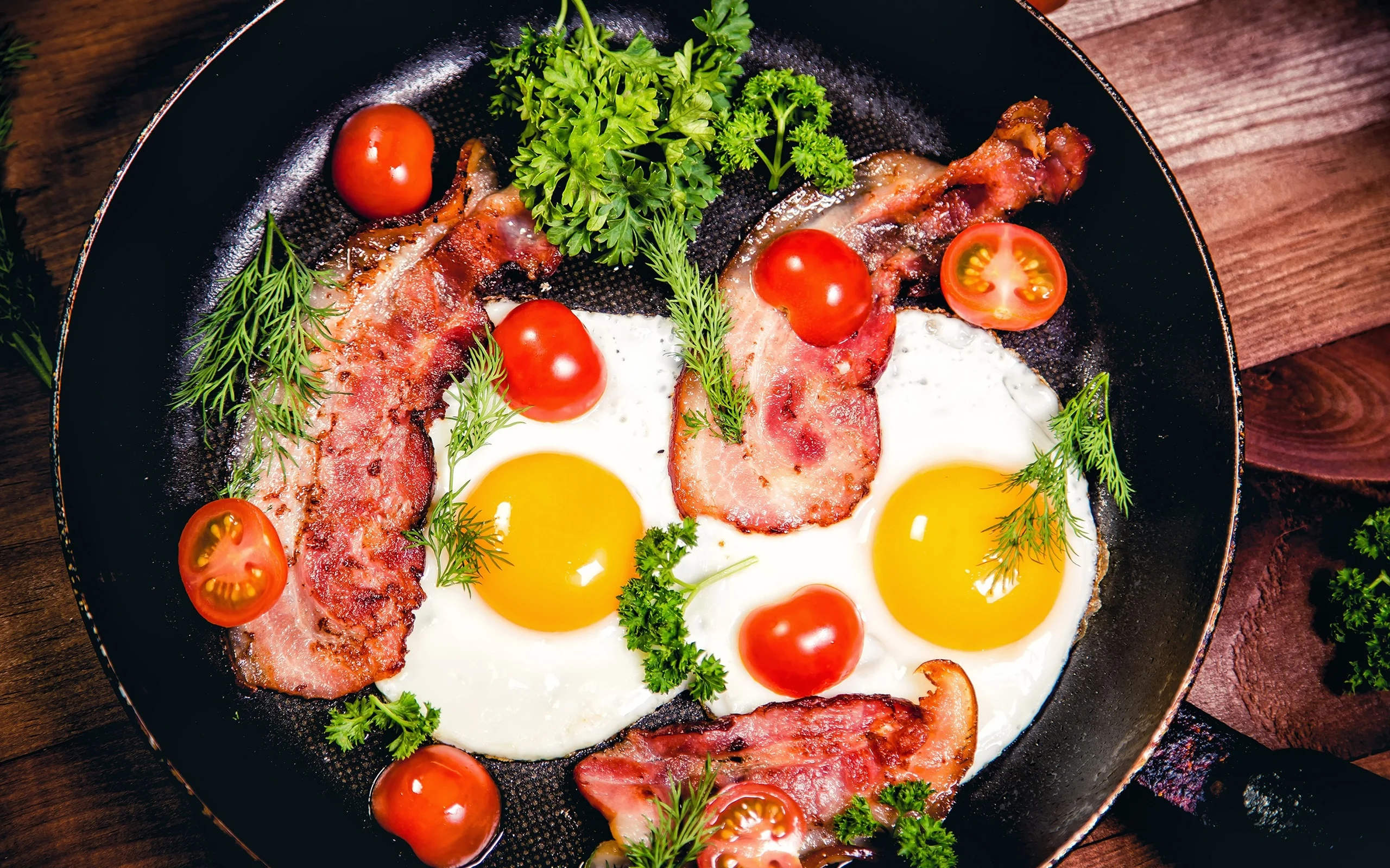 Scrambled-eggs-tomatoes-pan-greens-meat_2560x1600.webp