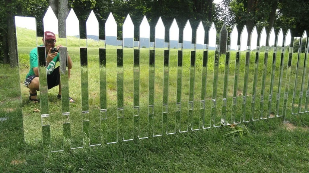 shtaketnik-iz-zerkalnyh-planok-1024x576 (1).webp