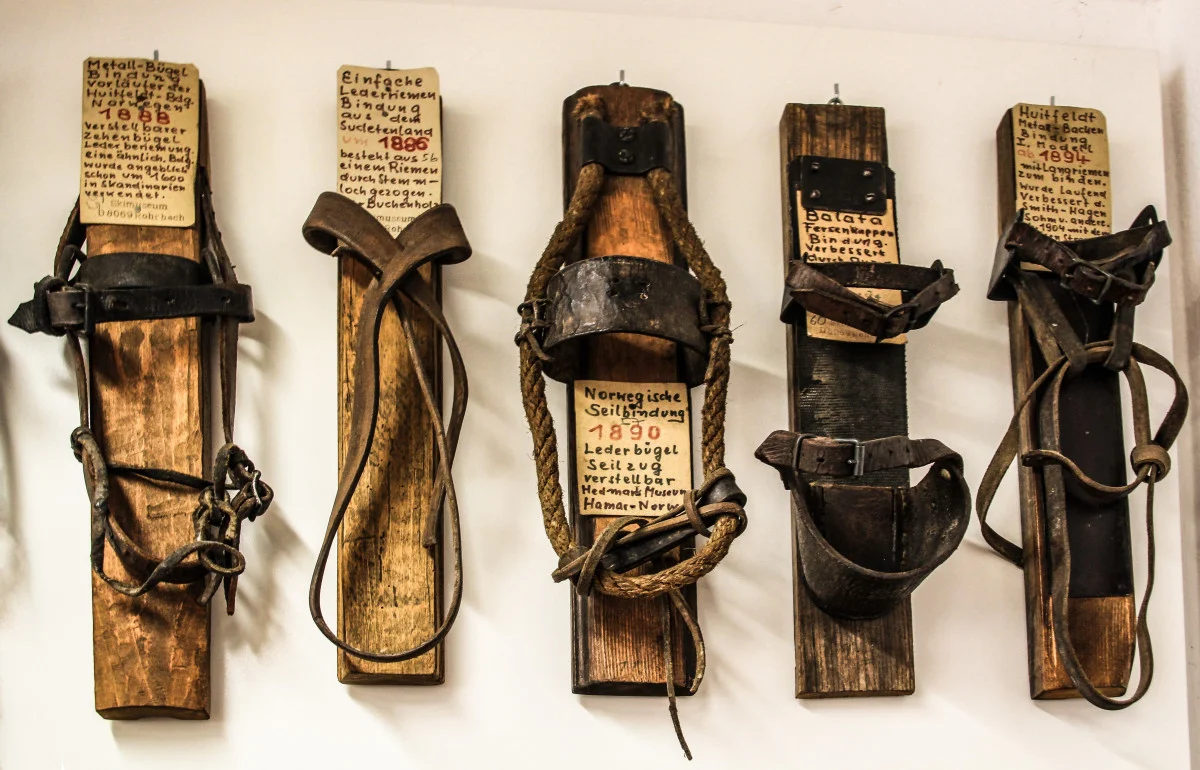 ski_binding_old_at_that_time_equipment_material_wood_winter-850272.jpg!d.webp