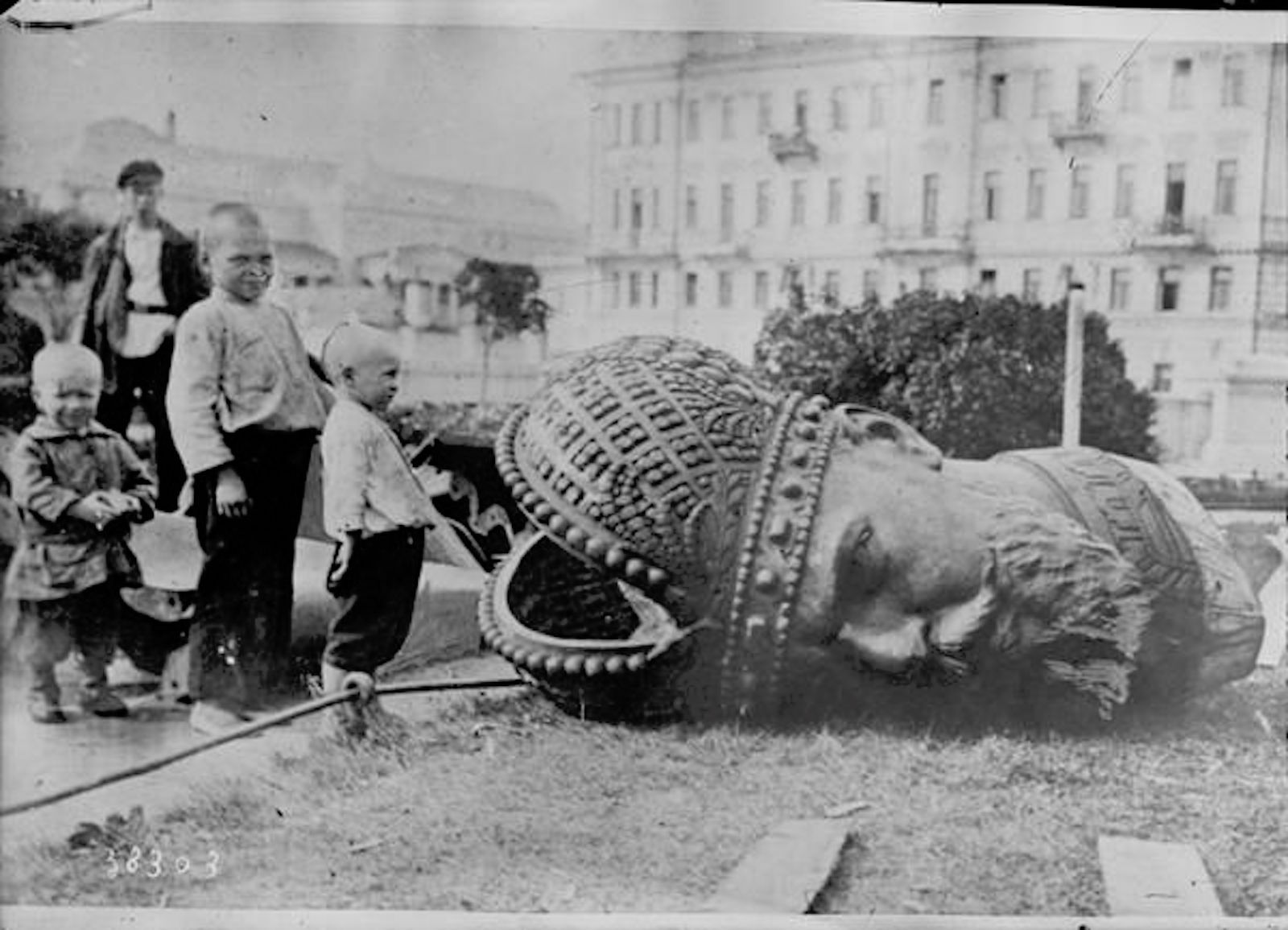 Снос памятника императору Александру III. Москва. 1918 год..jpg