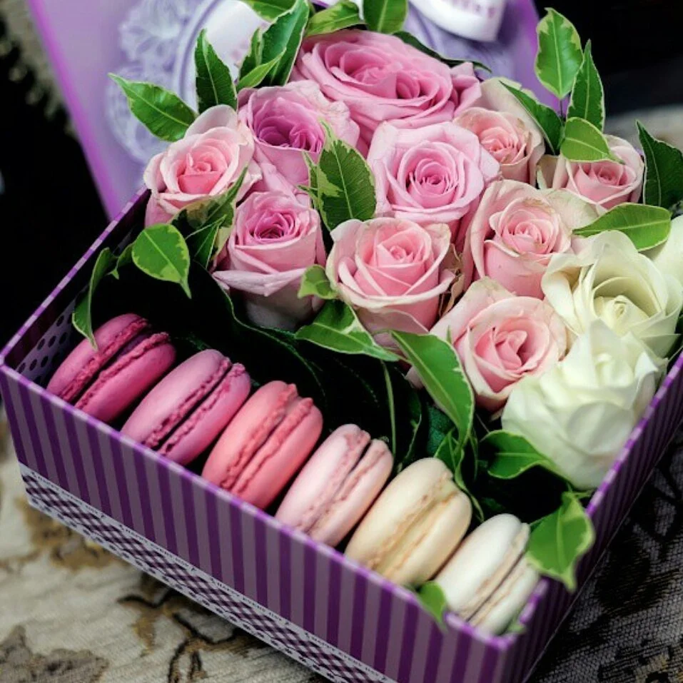 square_box_13_roses_macarons_1.webp