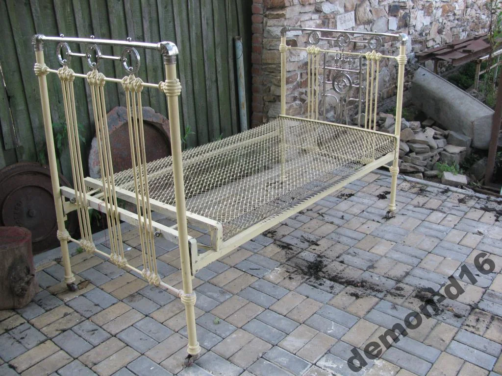starinnaja_zheleznaja_krovat_s_setkoj_mebel.webp