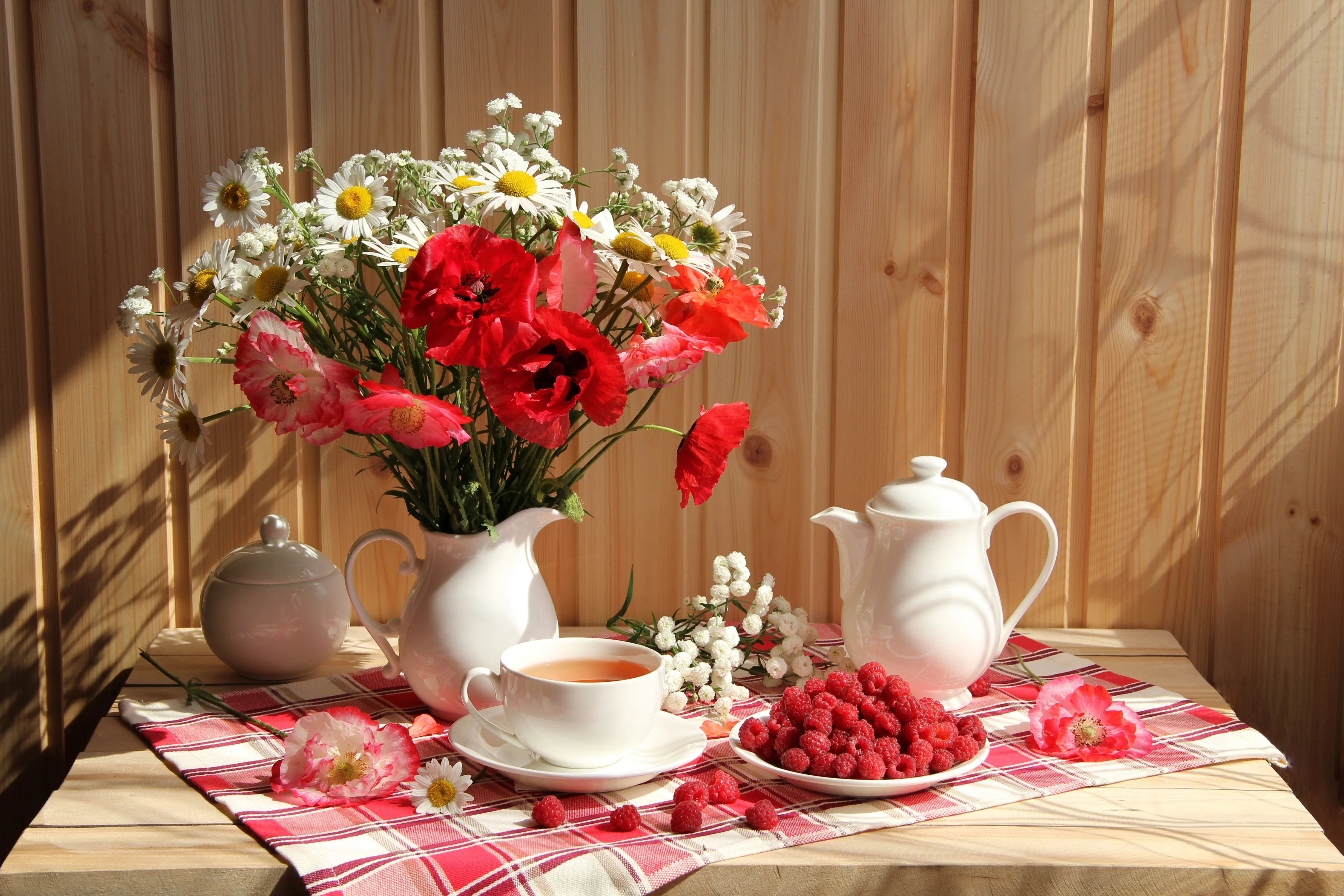 Still-life_Bouquets_Poppies_Camomiles_Tea_552102_5184x3456.webp