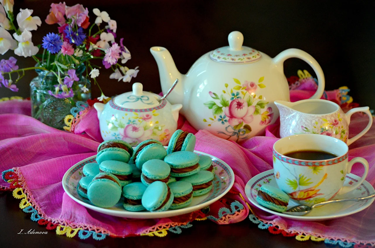Still-life_Kettle_Tea_Bouquets_Cup_Macaron_Plate_527654_1280x847.webp